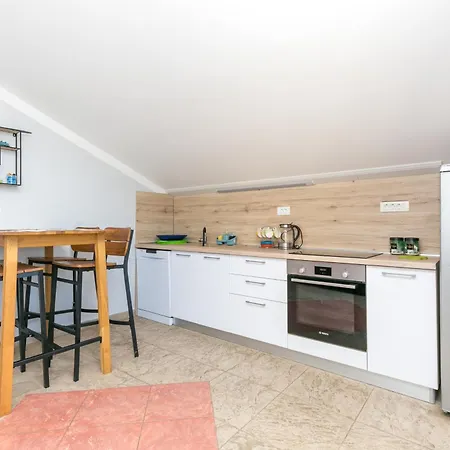 Family-friendly With Swimming Pool Kastel Novi, Kastela - 22569 Apartmán Kaštel Novi