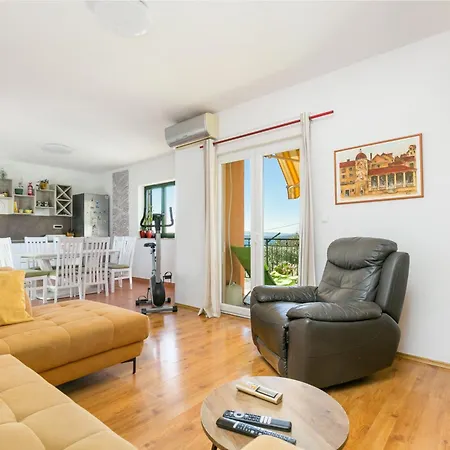 Family-friendly With Swimming Pool Kastel Novi, Kastela - 22569 Apartmán